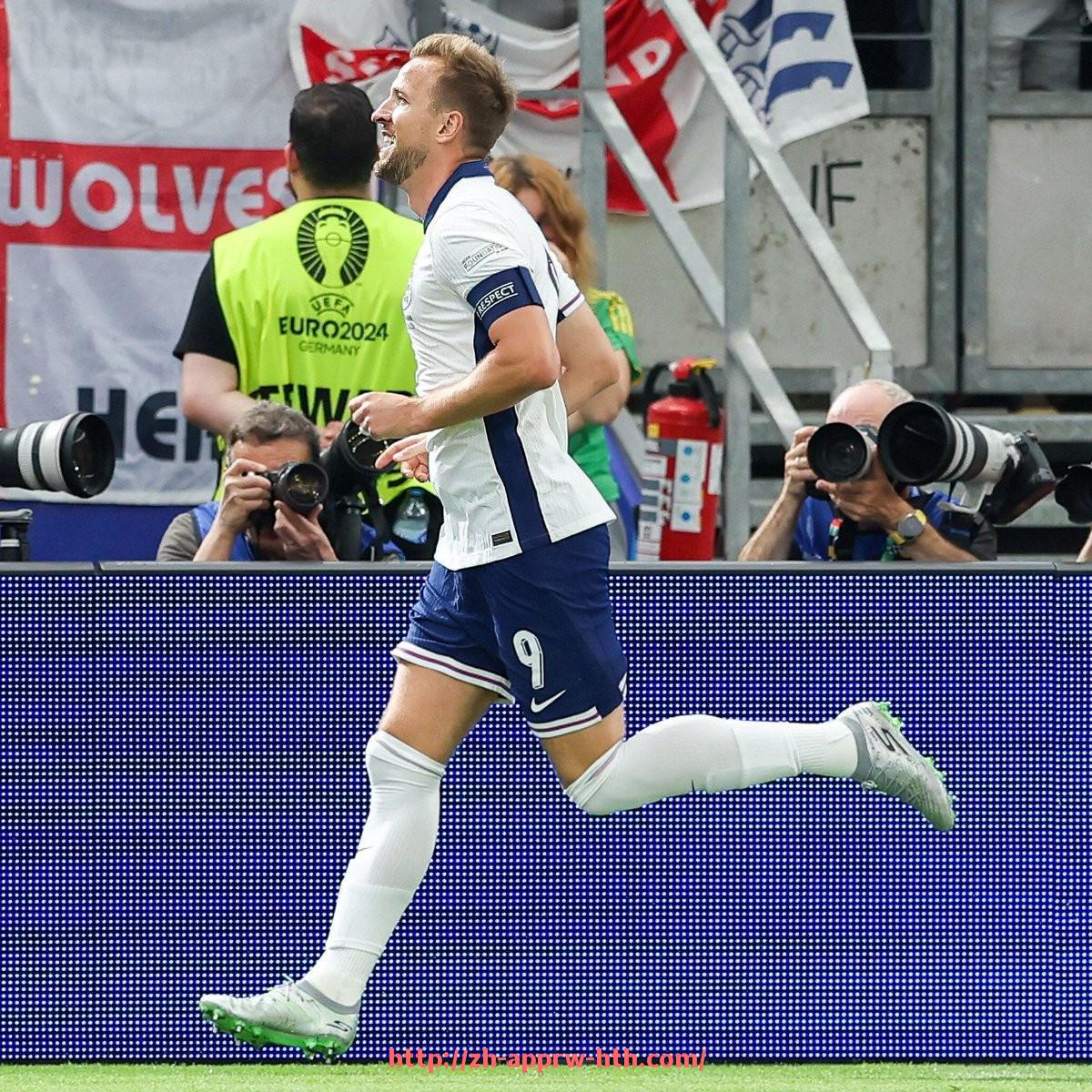 HTH华体会APP下载-德甲球队宣传图集：官方素材与设计风格分享